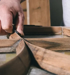 Image d'une personne mesurant le bois