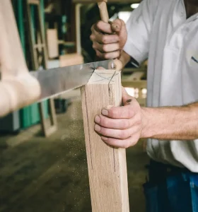 Image d'une personne sciant du bois