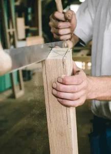 Image d'une personne sciant du bois