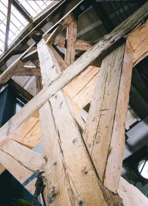 Image d'une poutre vue d'en bas