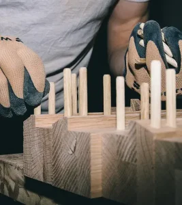 Image d'une personne manipulant du bois